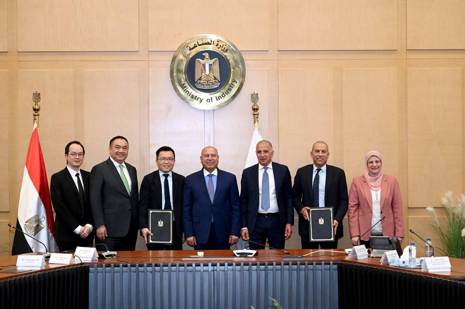 وزير الصناعة والنقل يشهد توقيع عقد إنشاء مجمع صناعي متكامل للغزل والنسيج في مدينة السويدي الصناعية بأكتوبر الجديدة 