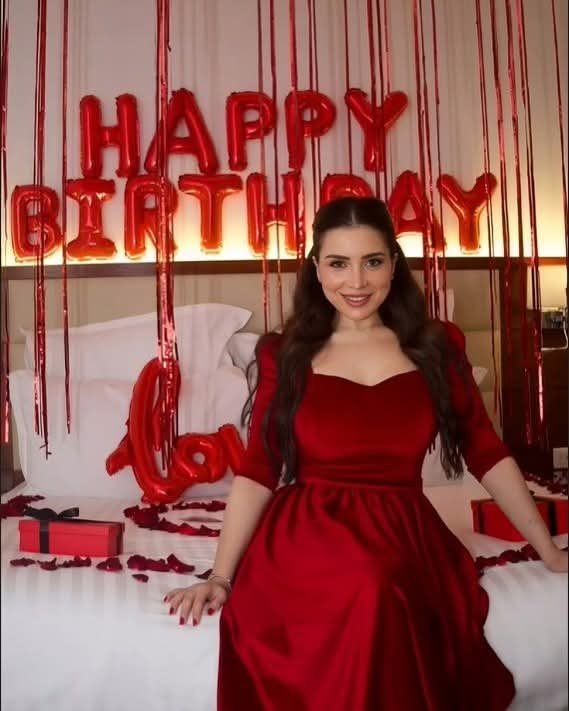 مي عز الدين تحتفل بعيد ميلادها بجلسة تصوير رومانسية مع زوجها 