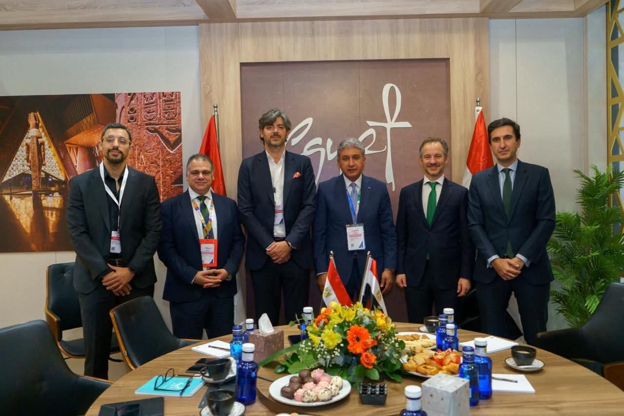  وزير السياحة يستهل لقاءاته المهنية بإسبانيا بلقاءات مع عدد من منظمي الرحلات الإسبان لبحث سبل دفع مزيد من الحركة السياحية الوافدة إلى مصر 