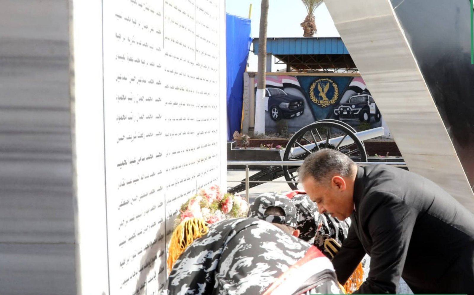 محافظ الشرقية ومدير الأمن يضعان إكليلاً من الزهور على النصب التذكاري لشهداء الشرطة بمقر قوات الأمن بمدينة الزقازيق 