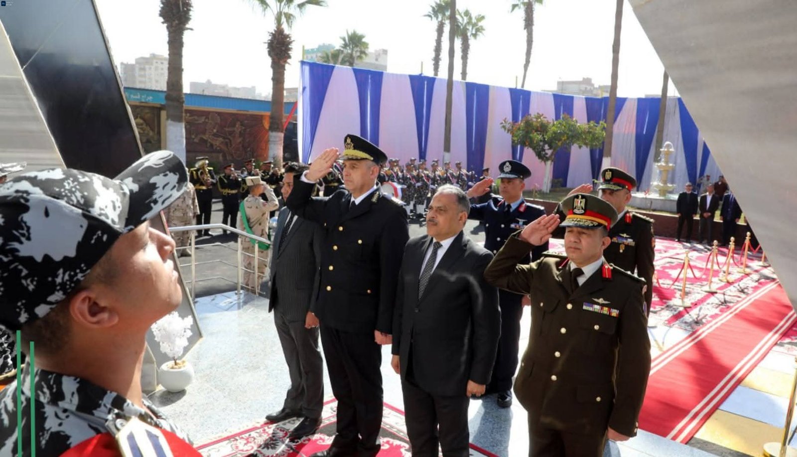 محافظ الشرقية ومدير الأمن يضعان إكليلاً من الزهور على النصب التذكاري لشهداء الشرطة بمقر قوات الأمن بمدينة الزقازيق 