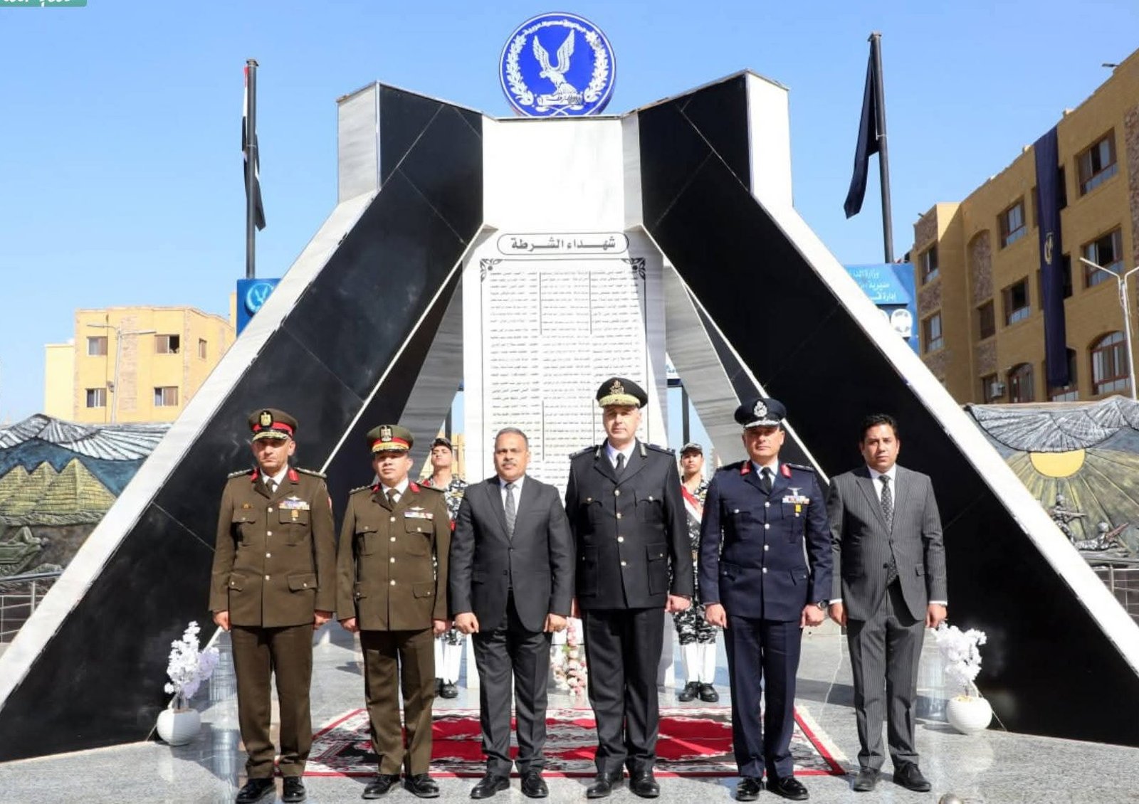 محافظ الشرقية ومدير الأمن يضعان إكليلاً من الزهور على النصب التذكاري لشهداء الشرطة بمقر قوات الأمن بمدينة الزقازيق 