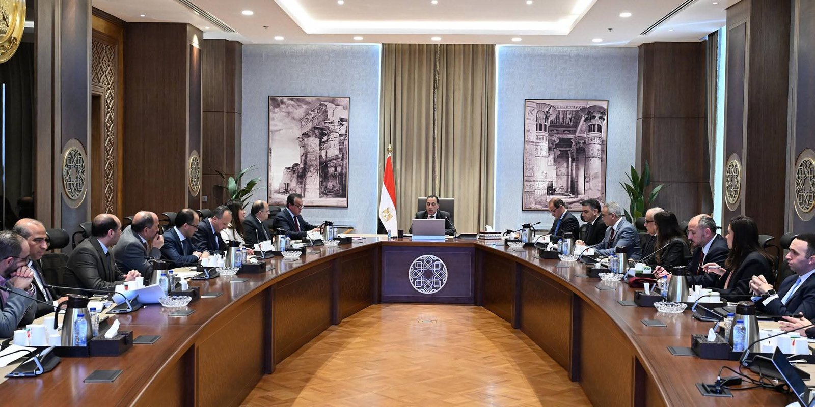 رئيس الوزراء يستعرض موقف توافر الأدوية وسداد مستحقات شركات الدواء