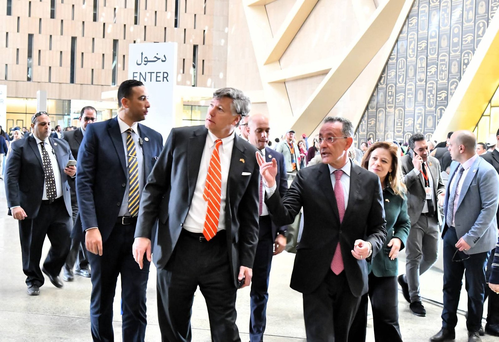 نائب وزير الخارجية الأمريكي ونائب وزير خارجية جمهورية طاجيكستان يزوران المتحف المصري الكبير