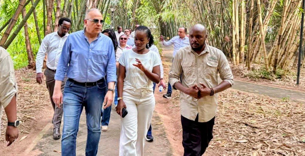 وزير الموارد المائية ووزيرة البيئة الرواندية يتفقدان محمية نيانديونغو بالعاصمة الرواندية كيجالي
