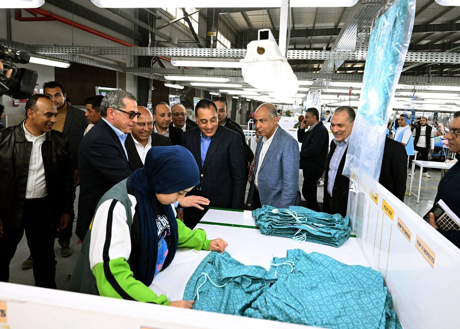 رئيس الوزراء يتفقد مصنع "الجيزة للملابس الجاهزة"