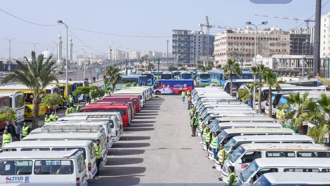 محافظ الإسكندرية يتفقد اصطفاف وسائل النقل البديلة لترام الرمل المقرر تشغيلها