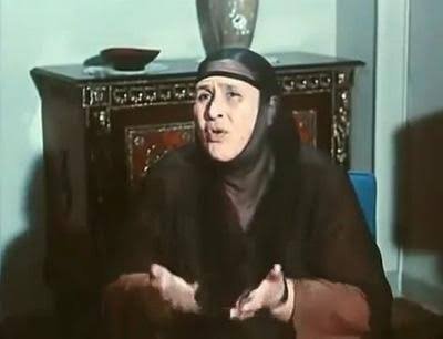 " دادة عزيزة " طردها إبنها وراعتها السندريلا