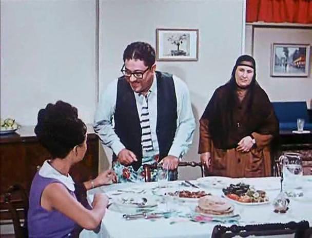 " دادة عزيزة " طردها إبنها وراعتها السندريلا