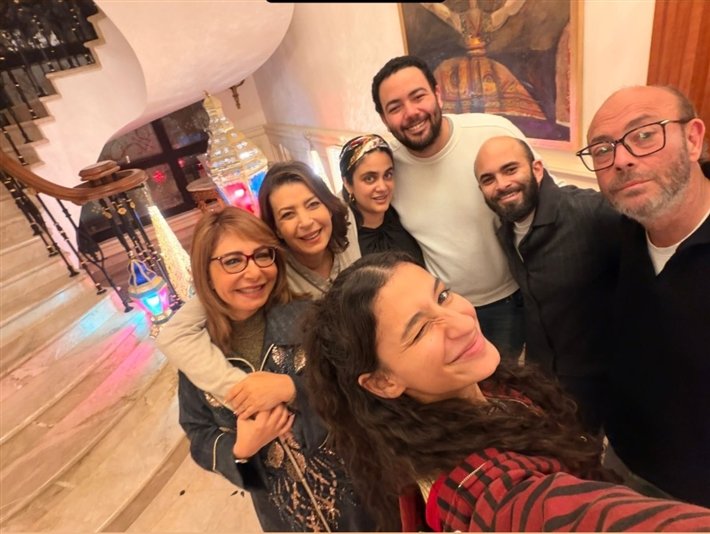 الإعلامية لميس الحديدي تجتمع بالفنانة منال سلامة وشباب آل أديب على مائدة الإفطار