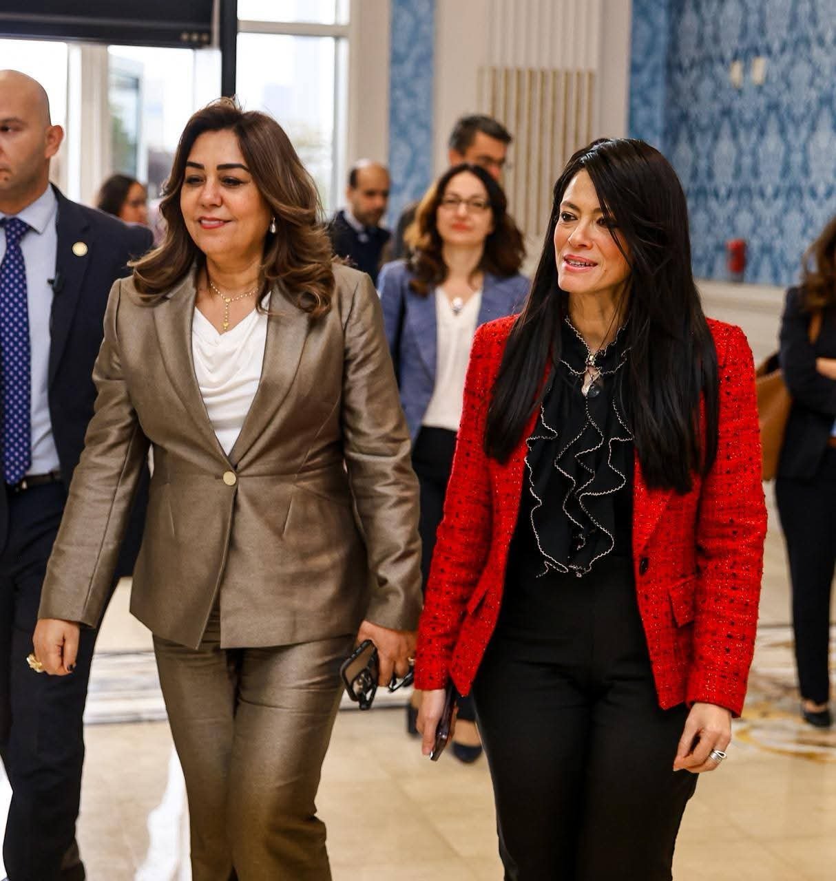 الوزيرتان تشهدان التشغيل التجريبي لأحد الأتوبيسات الكهربائية ضمن مشروع توريد 100 أتوبيس 2 الوزيرتان تشهدان التشغيل التجريبي لأحد الأتوبيسات الكهربائية ضمن مشروع توريد 100 أتوبيس
