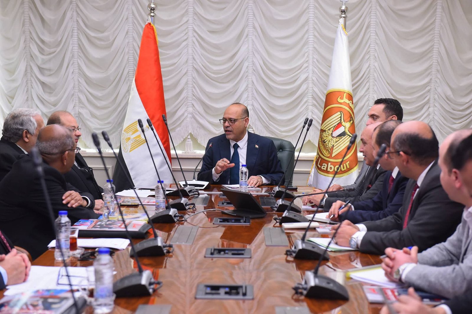 وزير العمل يلتقي ممثلي "شُعب شركات إلحاق العمالة"