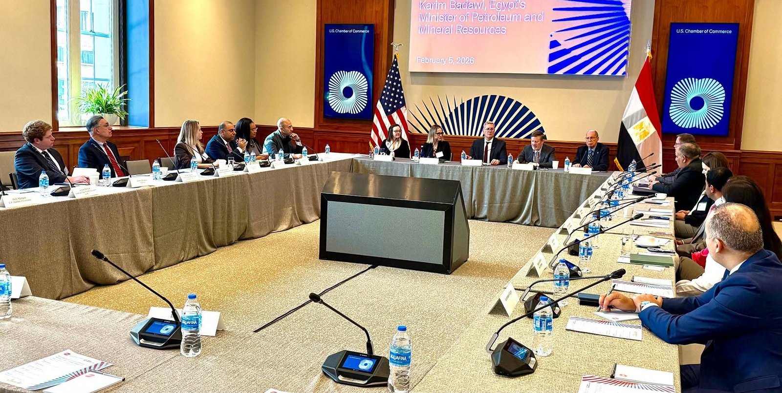 وزير البترول والثروة المعدنية يعقد لقاء مائدة مستديرة موسع مع ممثلي الشركات الأمريكية بغرفة التجارة 