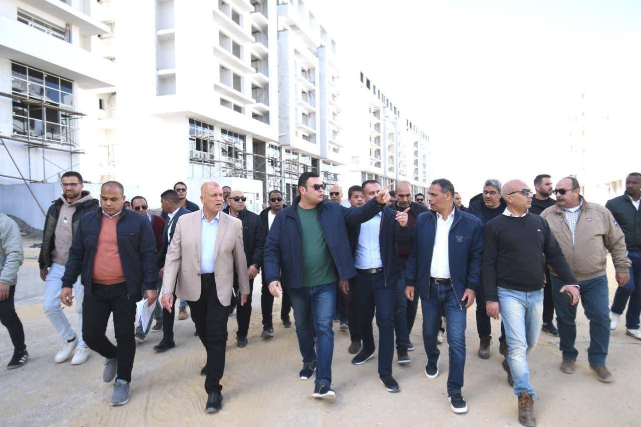 وزير الإسكان يتفقد الشاليهات والفيلات والعمارات السكنية بكومباند "مزارين" بمدينة العلمين الجديدة