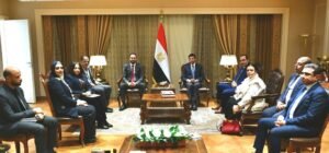 وزير الشباب والرياضة يناقش خطة تشغيل المدرسة الدولية الرياضية