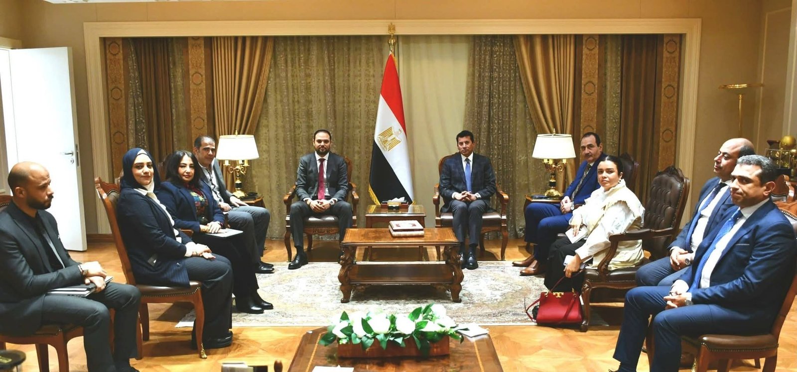 وزير الشباب والرياضة يناقش خطة تشغيل المدرسة الدولية الرياضية