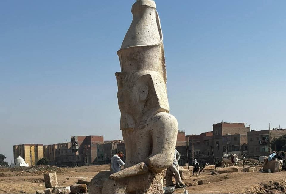الانتهاء من أعمال ترميم وإقامة تمثال الملك رمسيس الثاني بمنطقة الأشمونين بالمنيا