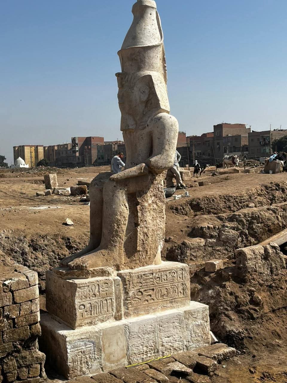 الانتهاء من أعمال ترميم وإقامة تمثال الملك رمسيس الثاني بمنطقة الأشمونين بالمنيا