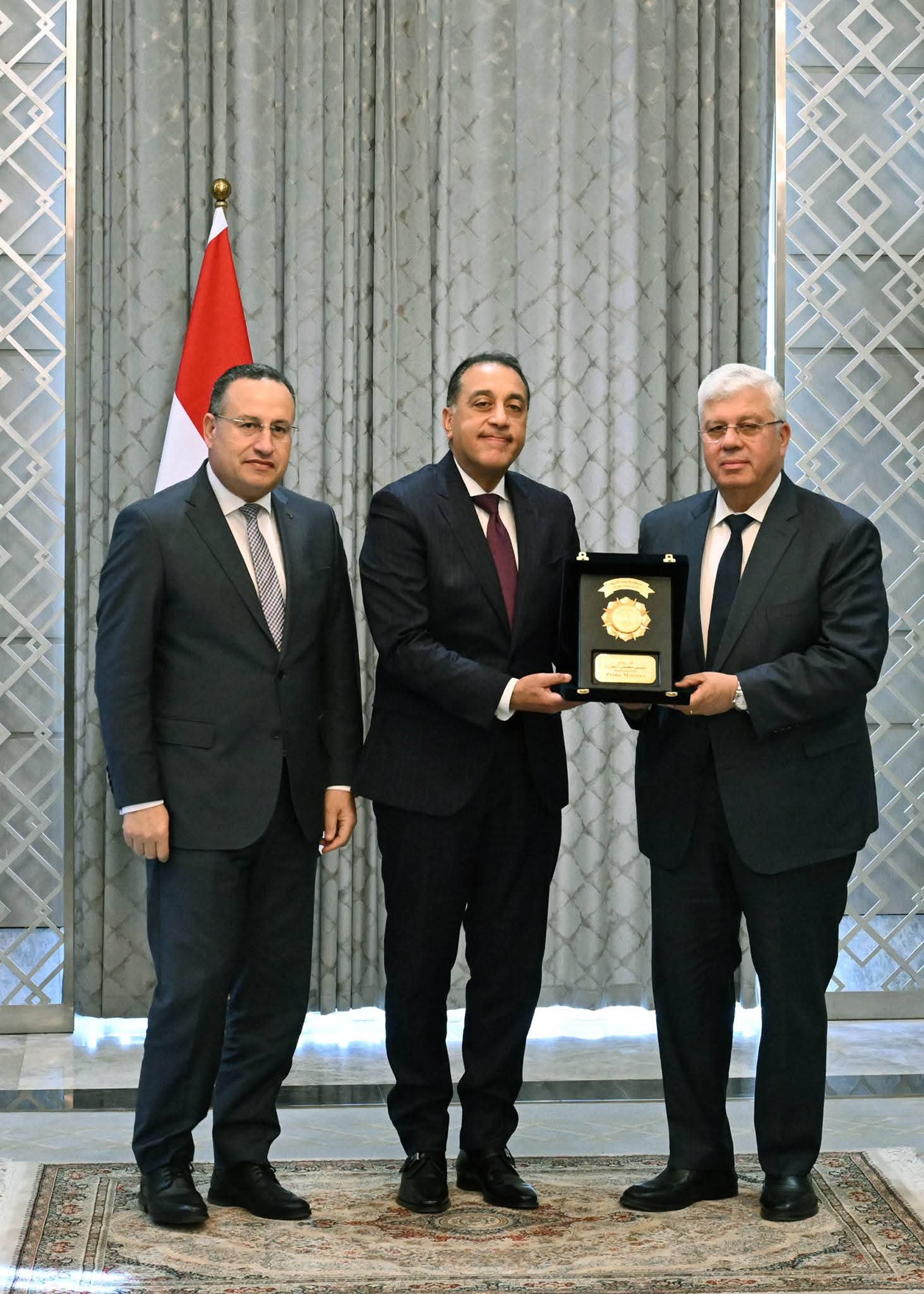 رئيس الوزراء يُكرم الوزراء السابقين .. ويؤكد: نستكمل ما بناه السابقون .. وهدفنا جميعًا خدمة المواطن