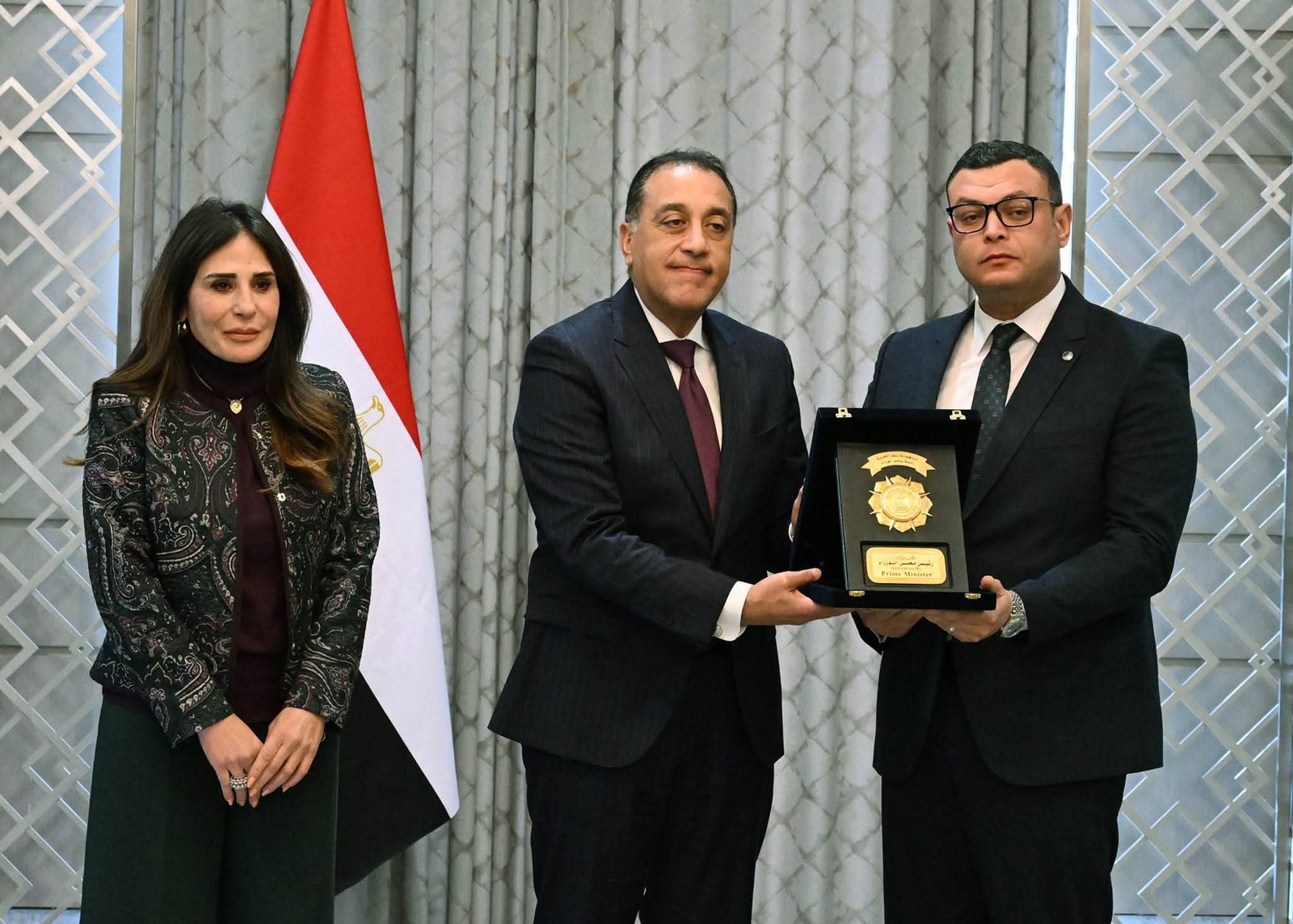 رئيس الوزراء يُكرم الوزراء السابقين .. ويؤكد: نستكمل ما بناه السابقون .. وهدفنا جميعًا خدمة المواطن