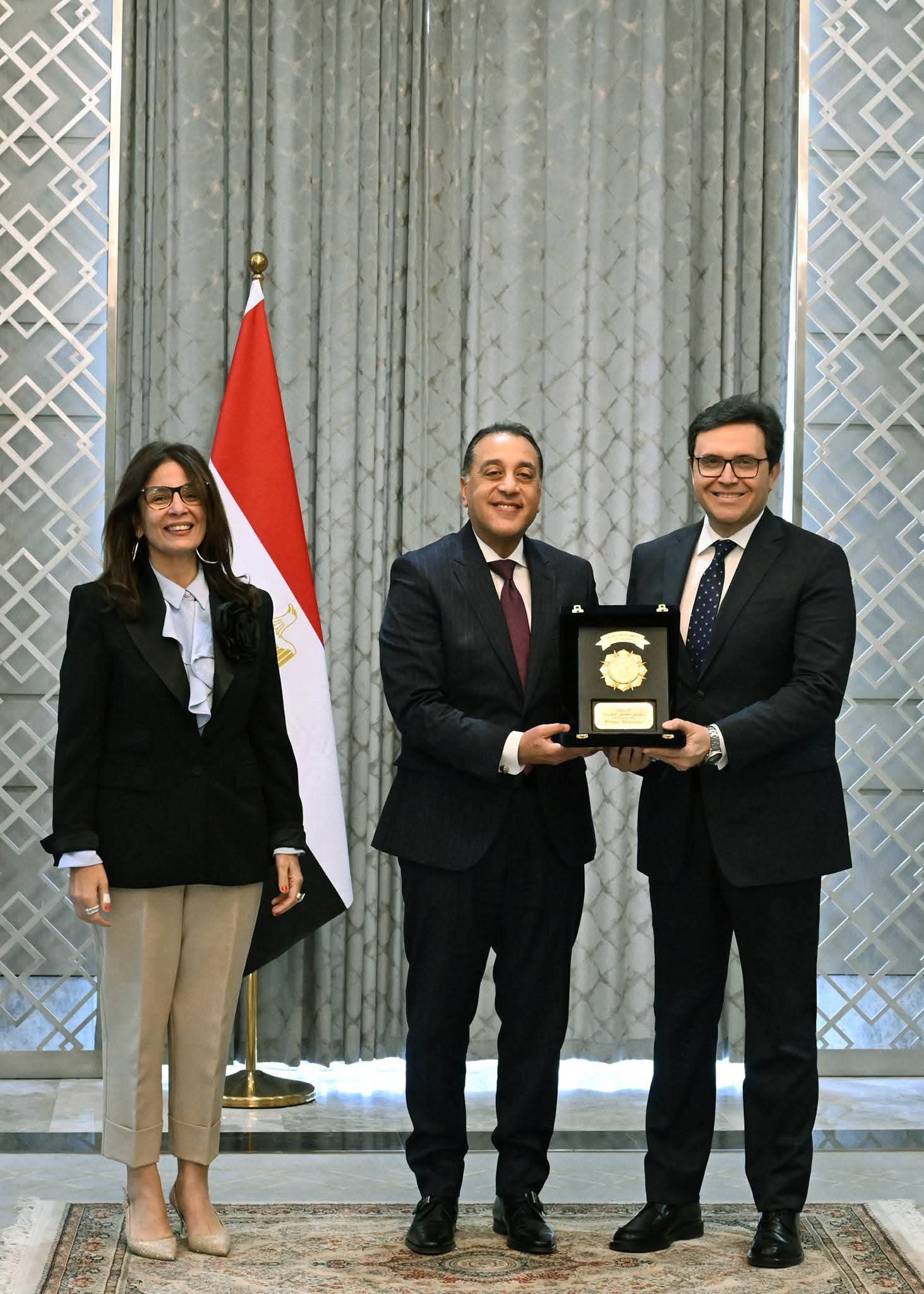 رئيس الوزراء يُكرم الوزراء السابقين .. ويؤكد: نستكمل ما بناه السابقون .. وهدفنا جميعًا خدمة المواطن