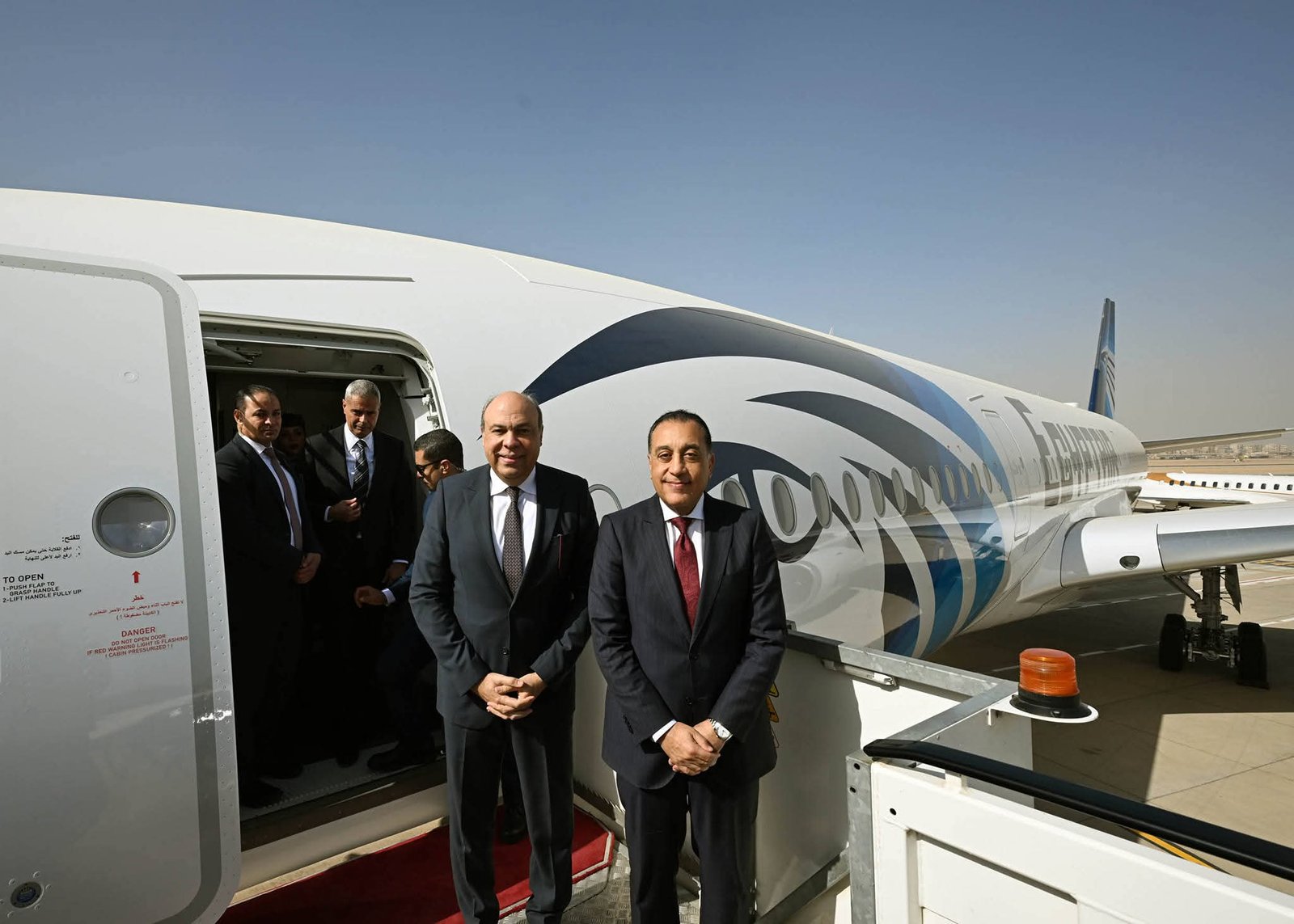 رئيس الوزراء يتفقد أول طائرة من طراز Airbus A350-900 بأسطول الناقل الوطني