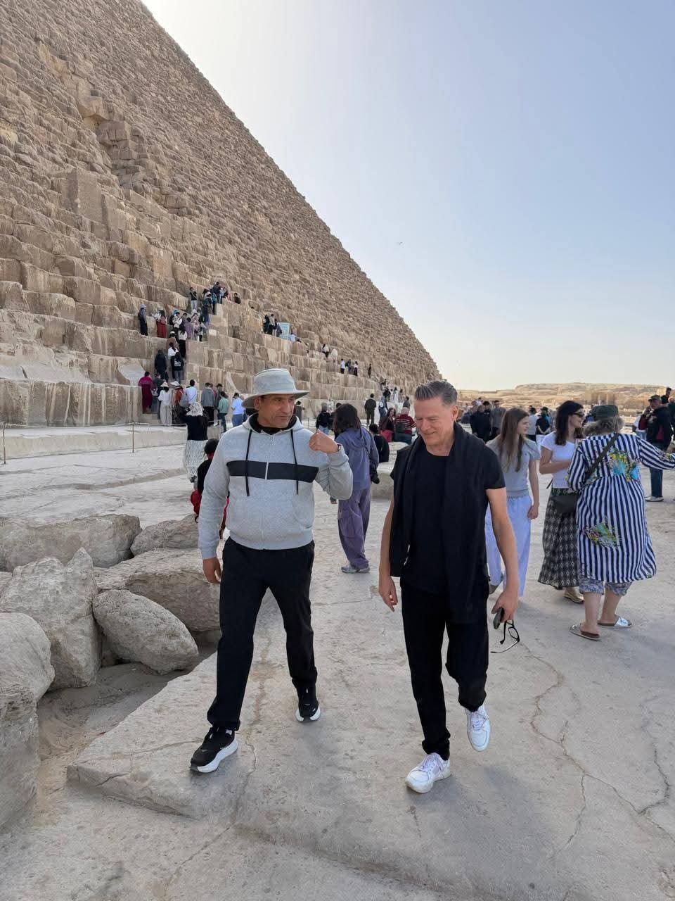 الفنان العالمي براين آدمز وأسرته يزورون منطقة أهرامات الجيزة 2 الفنان العالمي براين آدمز وأسرته يزورون منطقة أهرامات الجيزة