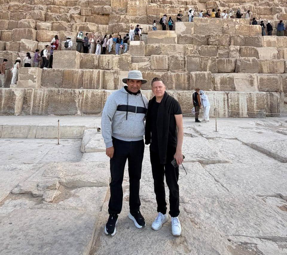 الفنان العالمي براين آدمز وأسرته يزورون منطقة أهرامات الجيزة