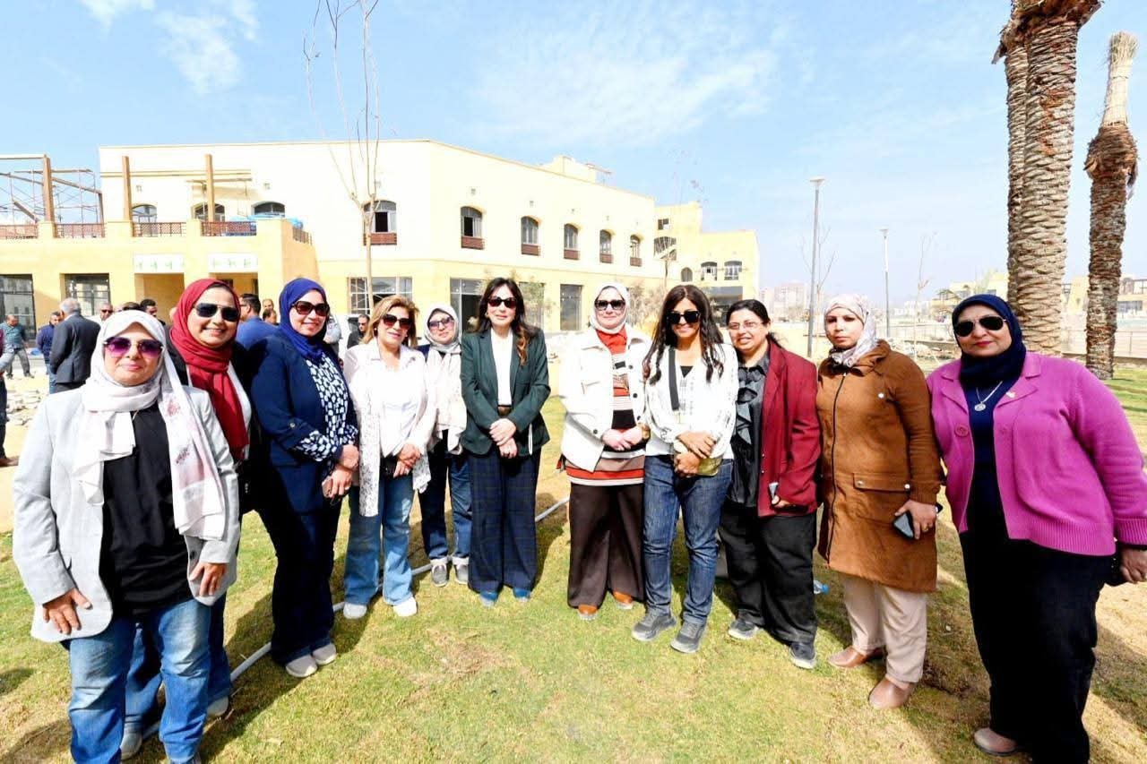 وزيرة الإسكان تقوم بجولة موسعة بمشروع "حدائق تلال الفسطاط"