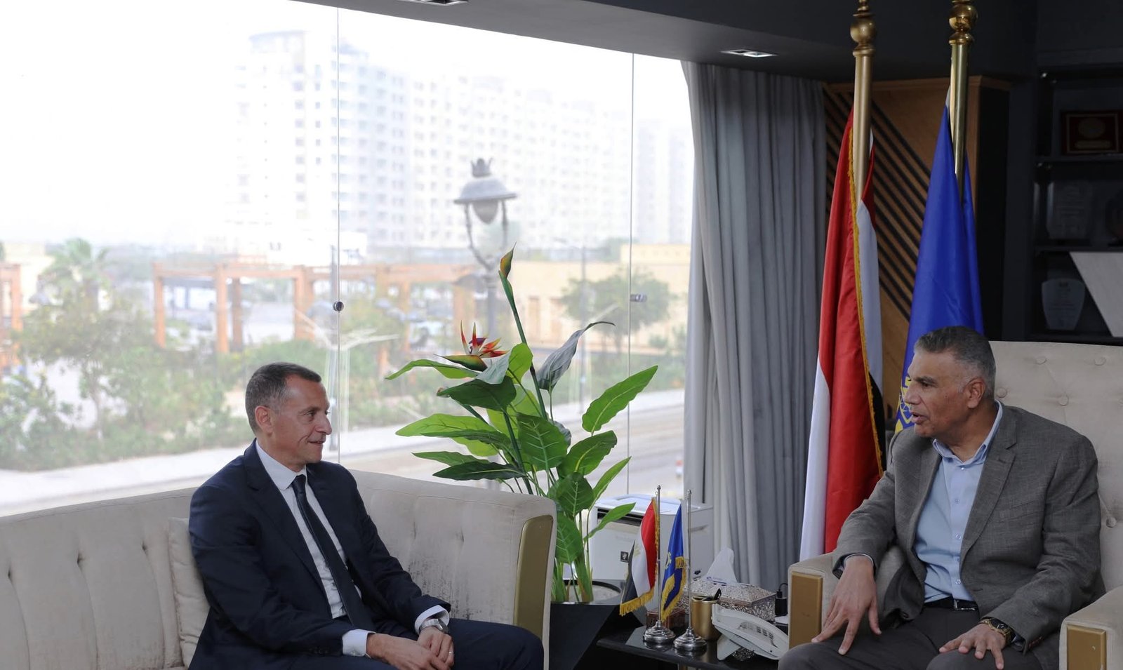 محافظ أسوان الجديد المهندس عمرو لاشين يبدأ مهام عمله بمراسم التسليم والتسلم مع المحافظ السابق