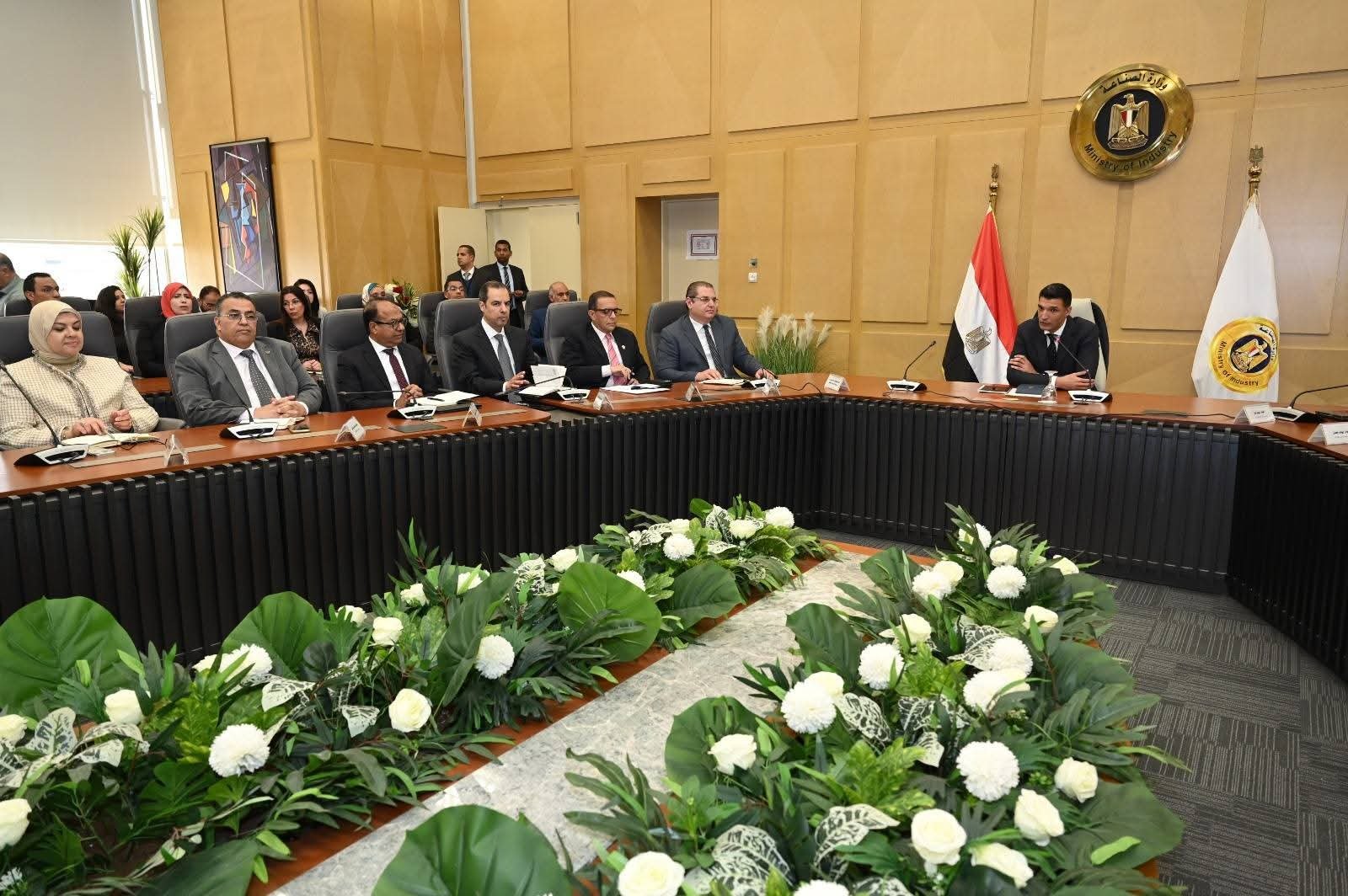 وزير الصناعة يجتمع بقيادات الوزارة ويضع الخطوط العريضة لسير العمل خلال المرحلة المقبلة