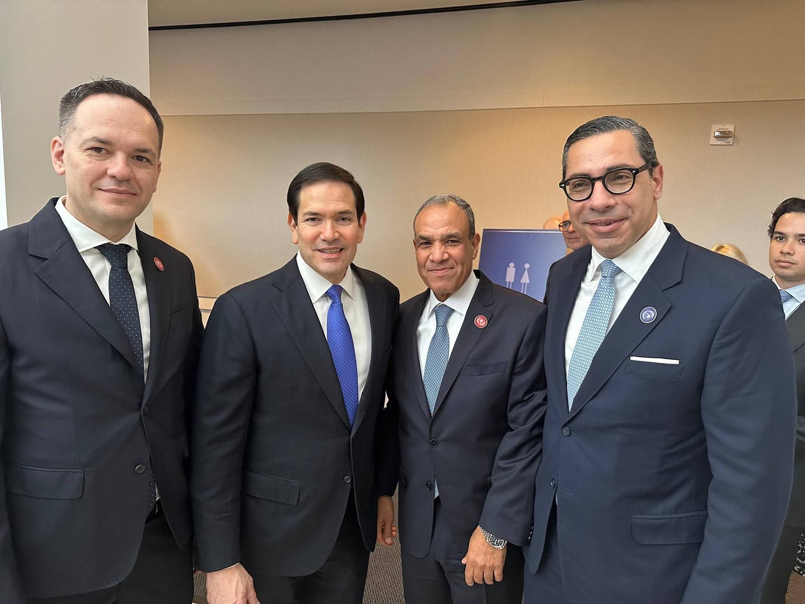 عبد العاطي يجري مجموعة من اللقاءات الجانبية مع الوزراء والمسئولين على هامش الاجتماع الأول لمجلس السلام