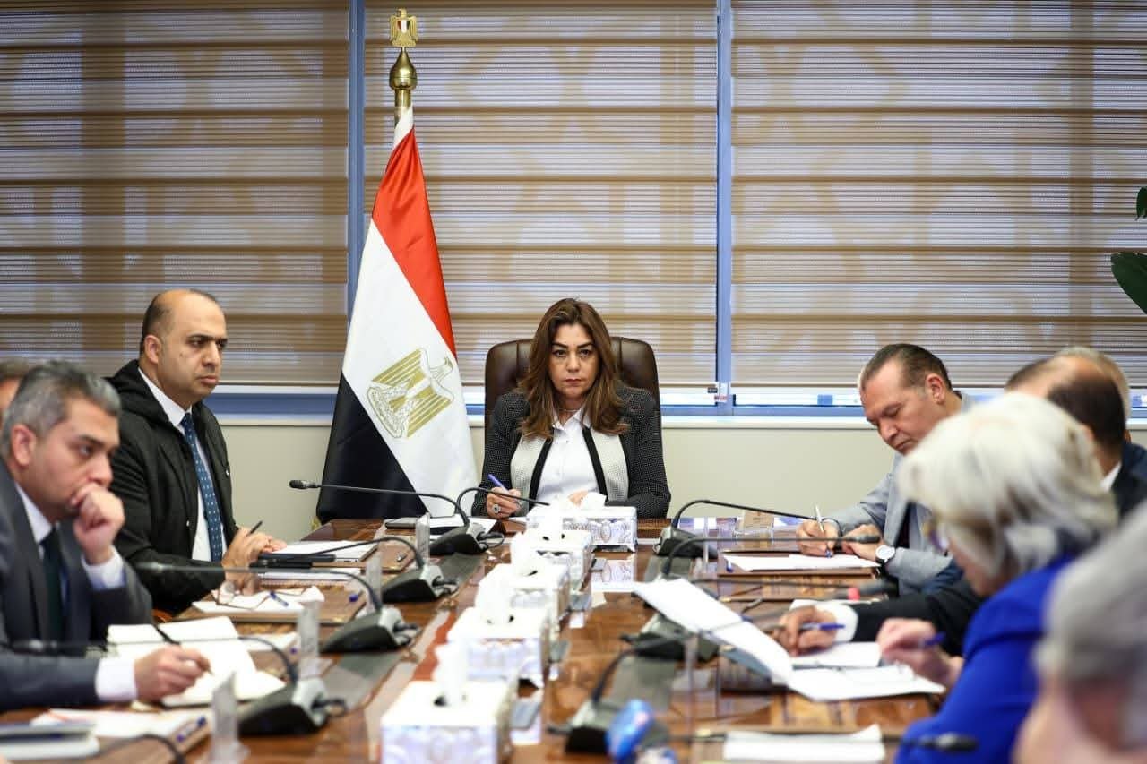 عوض تعقد اجتماعاً موسعاً مع قيادات الوزارة ورئيسي جهازي شئون البيئة وإدارة المخلفات لمتابعة ملفات العمل المختلفة