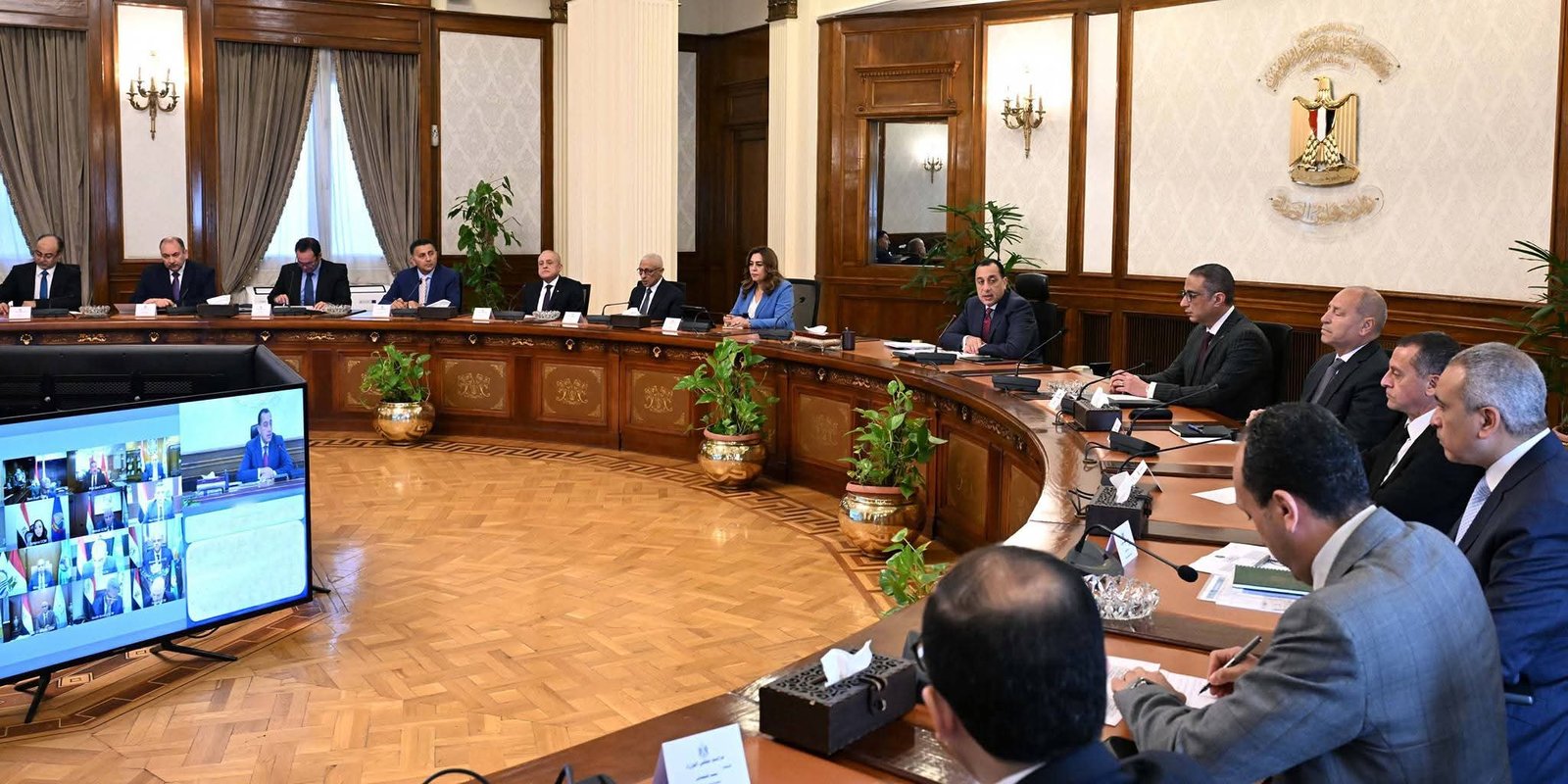 رئيس الوزراء يوجه المحافظين بالعمل جديا على تعزيز التواصل مع أعضاء الهيئات البرلمانية للمحافظات في إطار التكامل بين السلطتين التشريعية والتنفيذية