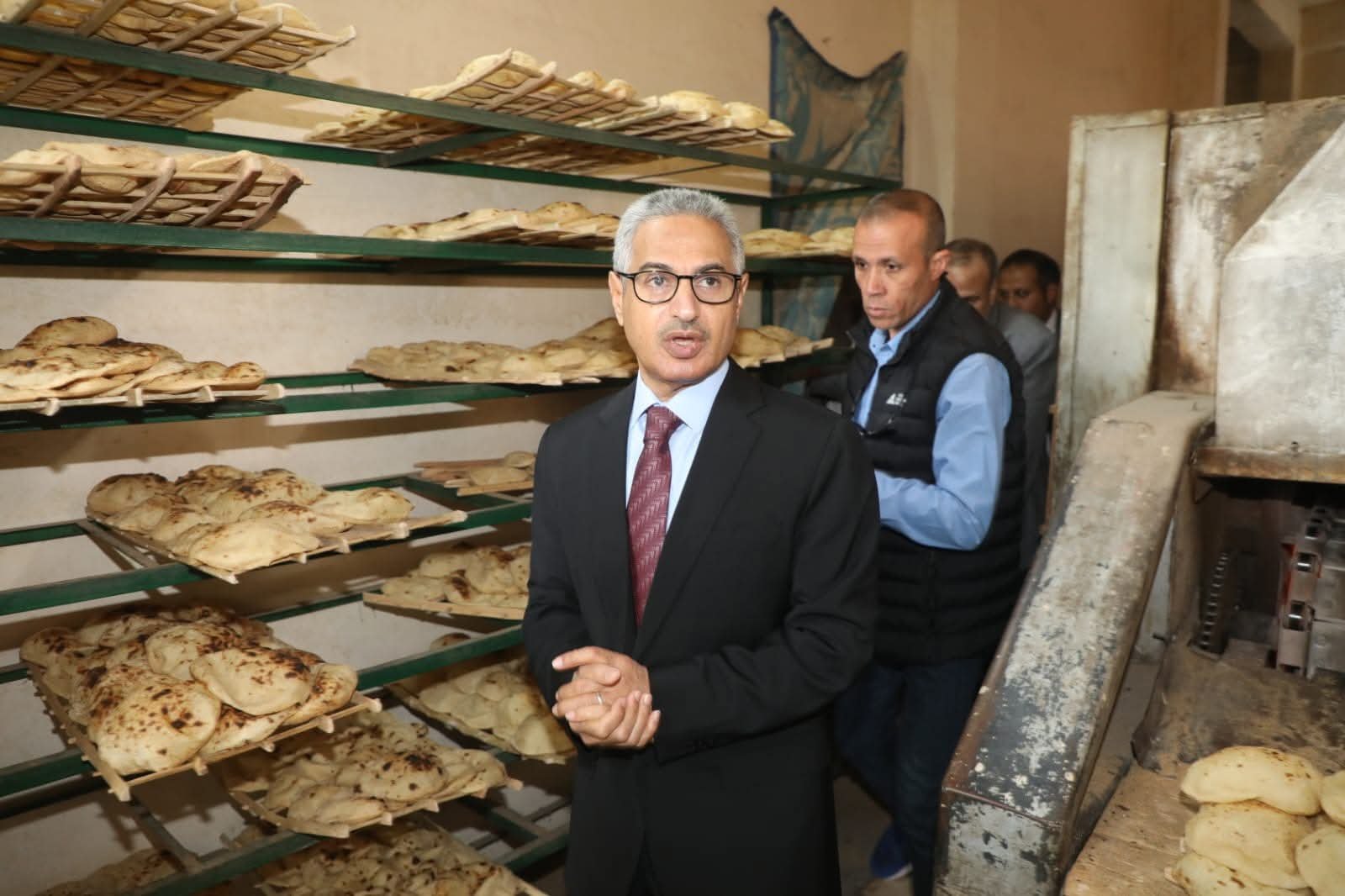 محافظ بني سويف يغيّر خط سير جولته ويفاجئ عددًا من المخابز بالمدينة..... ويشدد على جودة الخبز وتكثيف حملات الرقابة 3 محافظ بني سويف يغيّر خط سير جولته ويفاجئ عددًا من المخابز بالمدينة..... ويشدد على جودة الخبز وتكثيف حملات الرقابة