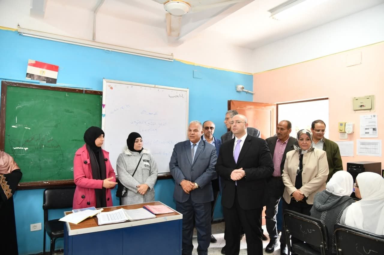 محافظ الفيوم يتفقد سير العملية التعليمية بمدرسة الثانوية للبنات ويشيد بالانضباط وتفعيل الأنشطة ومبادرات الذكاء الاصطناعي 