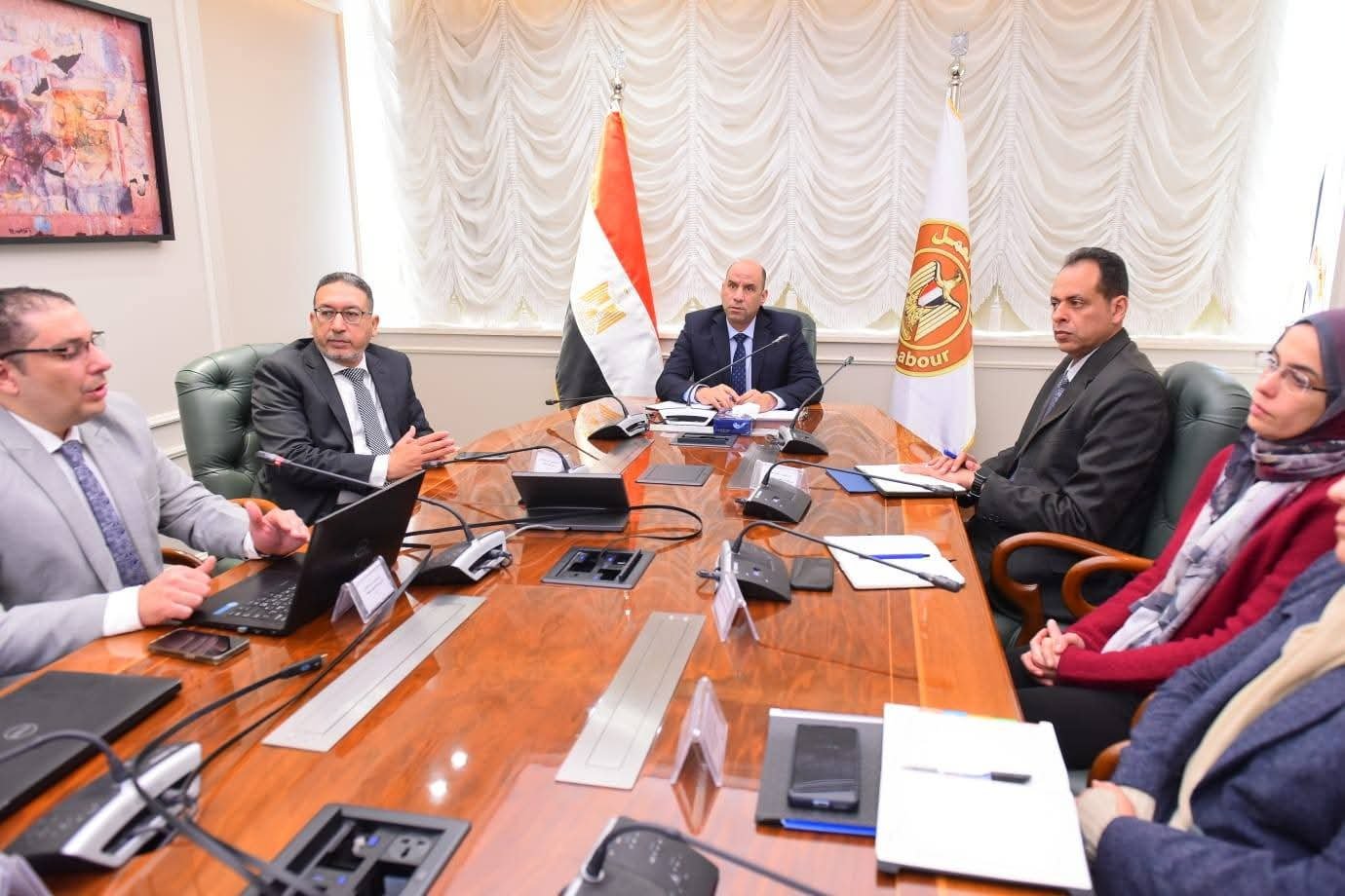 وزير العمل يستمع من وفد شركة الأنظمة الذكية المؤمنة للبرمجيات «3S» إلى ما تم إنجازه في مشروع ميكنة خدمات الوزارة