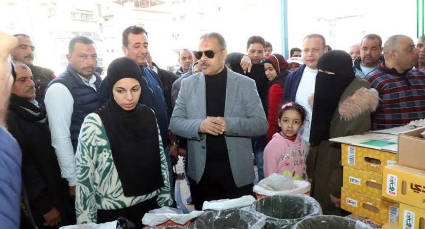 محافظ الشرقية يتفقد معرض “أهلاً رمضان” الرئيسي بميدان المحطة لمتابعة الإلتزام بالأسعار المعلنة 3 محافظ الشرقية يتفقد معرض “أهلاً رمضان” الرئيسي بميدان المحطة لمتابعة الإلتزام بالأسعار المعلنة