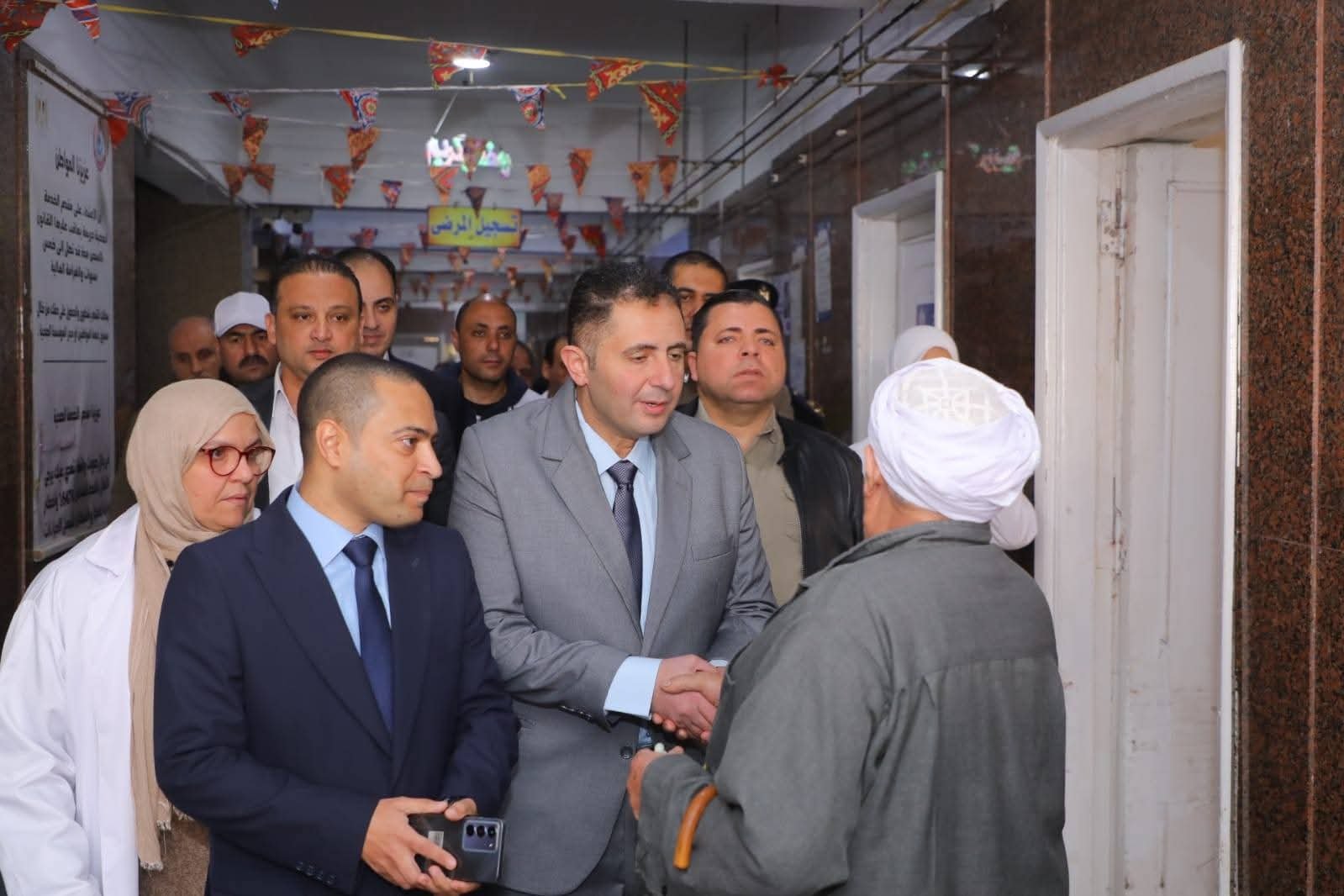 محافظ دمياط يتفقد مستشفى الزرقا المركزى وعيادة التأمين الصحي
