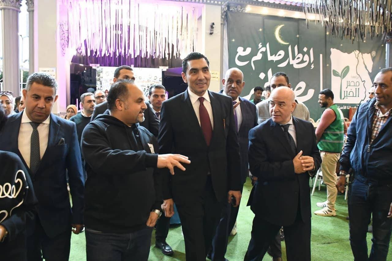 وزير الشباب والرياضة يشارك الصائمين الإفطار بإحدى الخيم الرمضانية لـ مؤسسة مصر الخير"