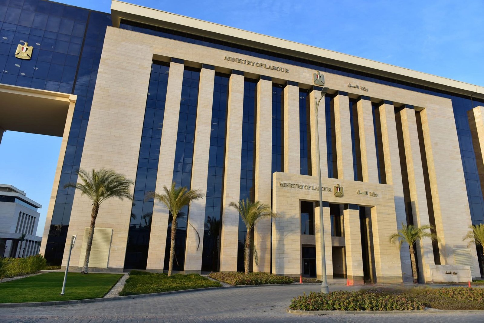 تنفيذ قانون العمل يحقق الاستقرار في بيئة العمل لصالح "طرفي الإنتاج" 3 تنفيذ قانون العمل يحقق الاستقرار في بيئة العمل لصالح "طرفي الإنتاج"