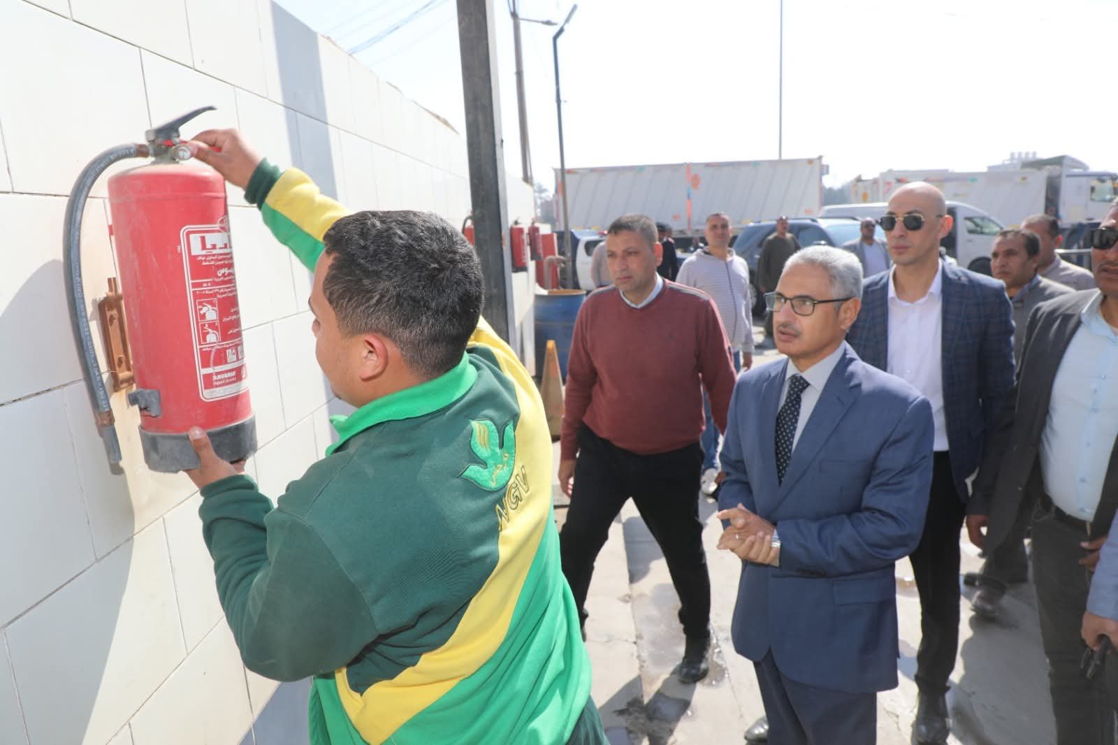 محافظ بني سويف يُفاجئ محطة بنزين على الطريق الزراعي.. ويُكلف رئيس المدينة بمراجعة اشتراطات الأمن والسلامة بكافة المحطات