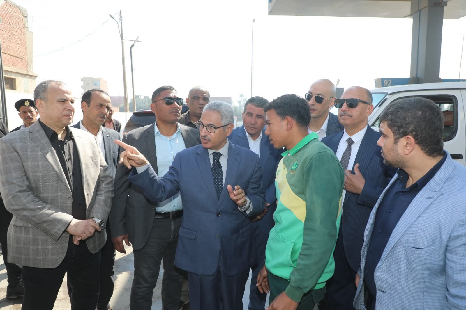 محافظ بني سويف يُفاجئ محطة بنزين على الطريق الزراعي.. ويُكلف رئيس المدينة بمراجعة اشتراطات الأمن والسلامة بكافة المحطات