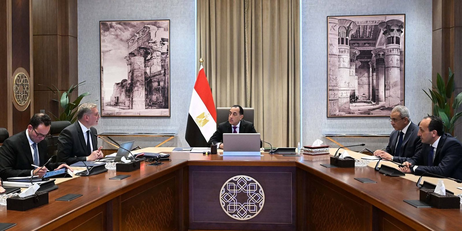 رئيس الوزراء يستعرض مستجدات عددٍ من مشروعات وملفات عمل وزارة البترول