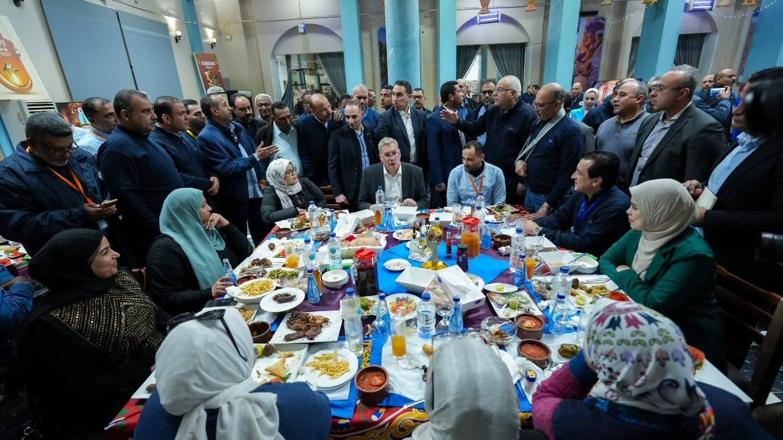 وزير البترول والثروة المعدنية يشارك العاملين إفطار رمضان في حقول الشركة العامة للبترول برأس غارب 3 وزير البترول والثروة المعدنية يشارك العاملين إفطار رمضان في حقول الشركة العامة للبترول برأس غارب