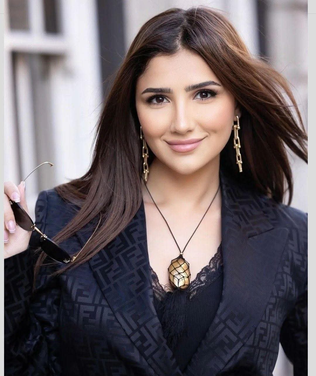 بكلمات حزينة.. مي عمر تعلن وفاة والدها وتطلب الدعاء له