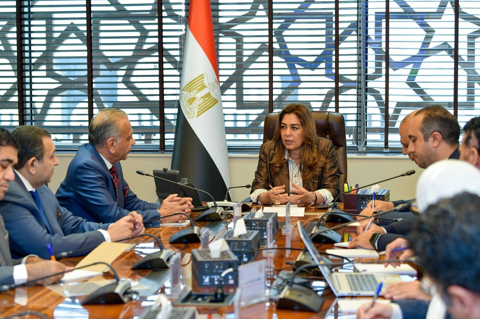 عوض تبحث مع نقيب أطباء الأسنان عملية تداول المخلفات الخطرة داخل حدود المنشآت الطبية والصحية