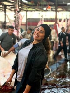 آيتن عامر تعمل في مدبح وتروج لمسلسل كلهم بيحبوا مودى ..فيديو 