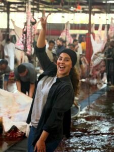 آيتن عامر تعمل في مدبح وتروج لمسلسل كلهم بيحبوا مودى ..فيديو 