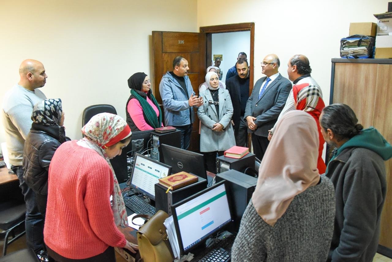 محافظ الإسكندرية في جولة مفاجئة بديوان المحافظة و«خدمات مصر».. توجيهات حاسمة بسرعة إنهاء شكاوى المواطنين